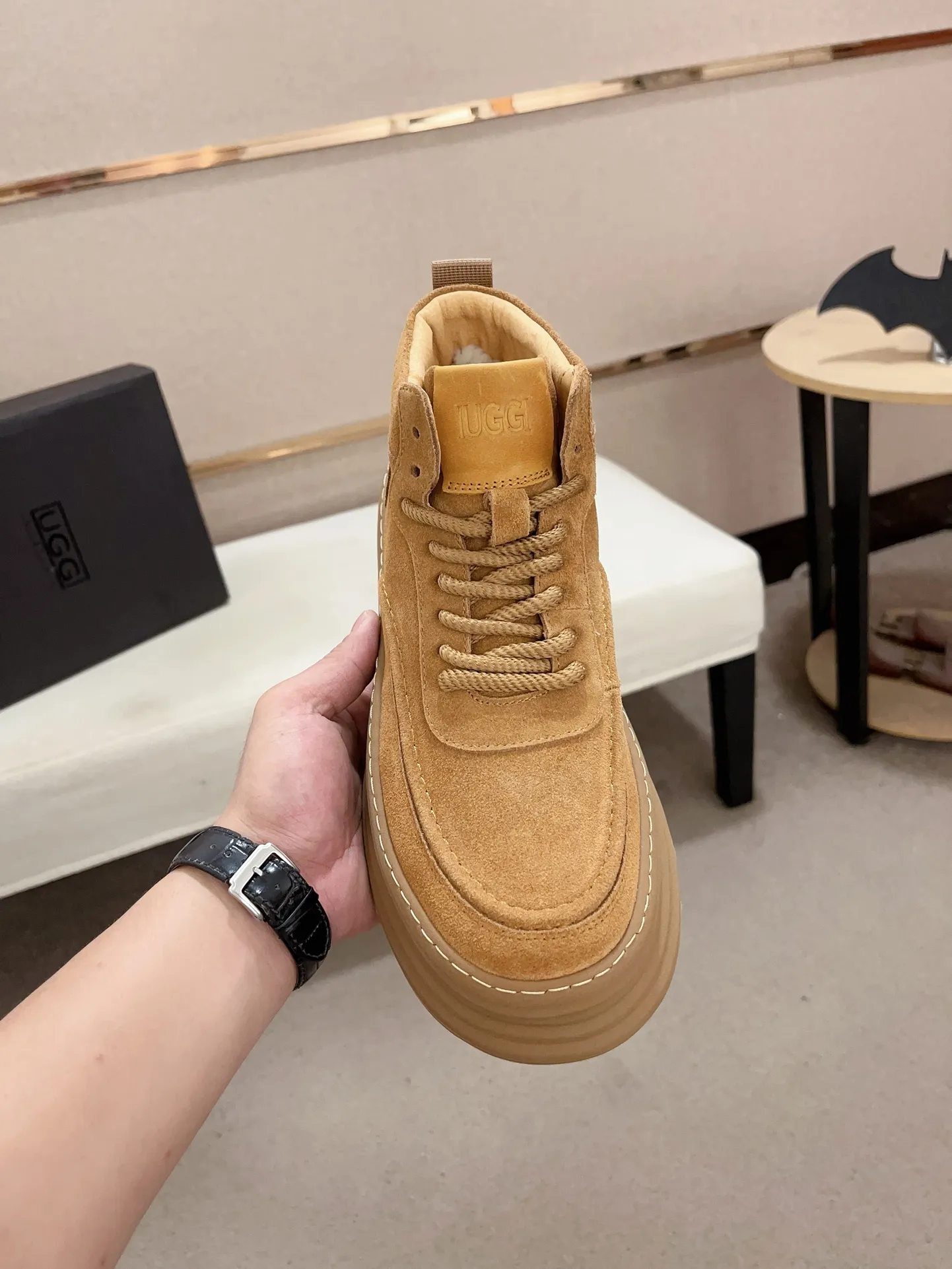 Factory price: 740💰North American men's shoes Ugg ☃️In the special sale of new high-quality men's shoes snow boots in autumn and winter, the nemesis of extreme cold weather! Made of cowhide leather, merino wool lining, and original outsole, whether driving, outdoor or daily wear, there is always one that suits you! Code number 39-44